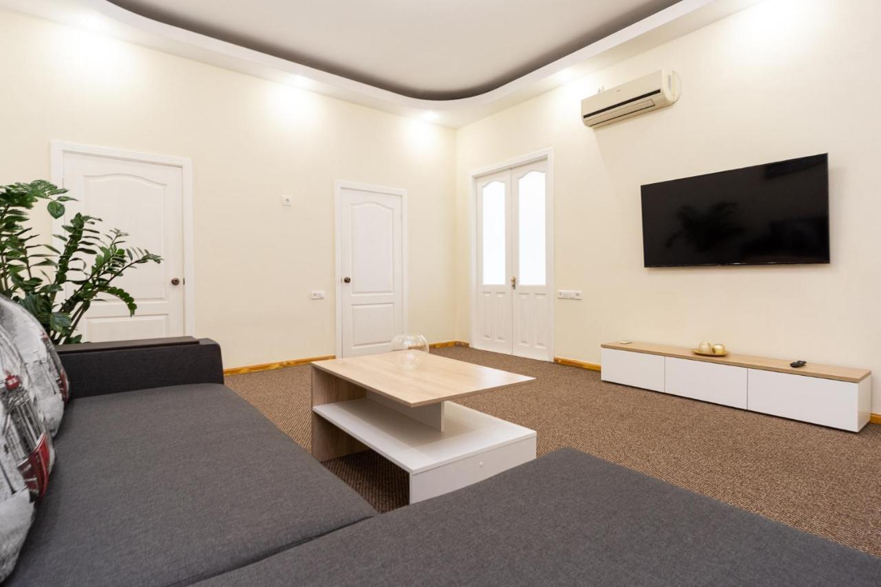 Apartment Center Of Odessa Ngoại thất bức ảnh